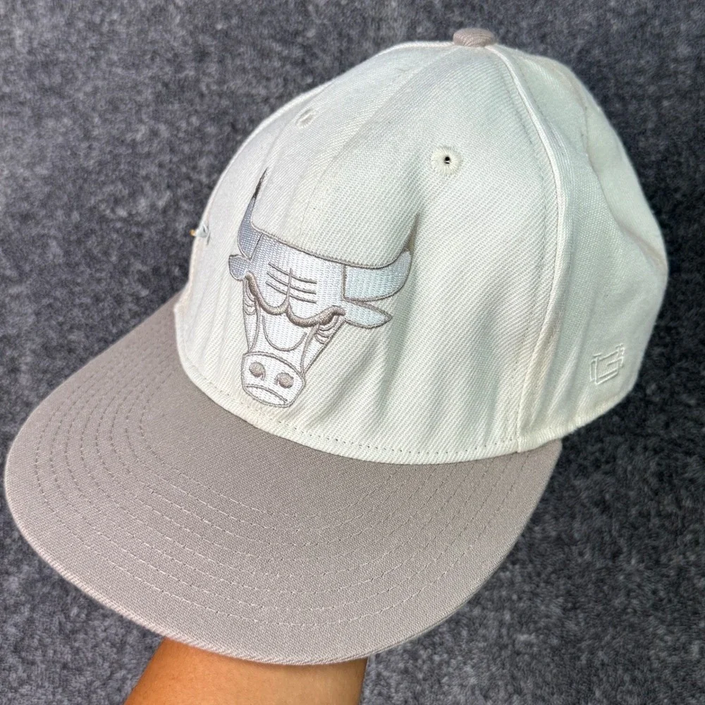 Ultra Game NBA Chicago Bulls Snapback Hat Off-White Grey Embroidered Flat Brim